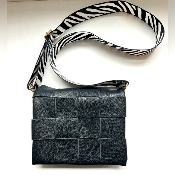Borse in Pelle Pebbled Leather Woven Front Crossbody Bag Purse in Black - Picture 1 of 10